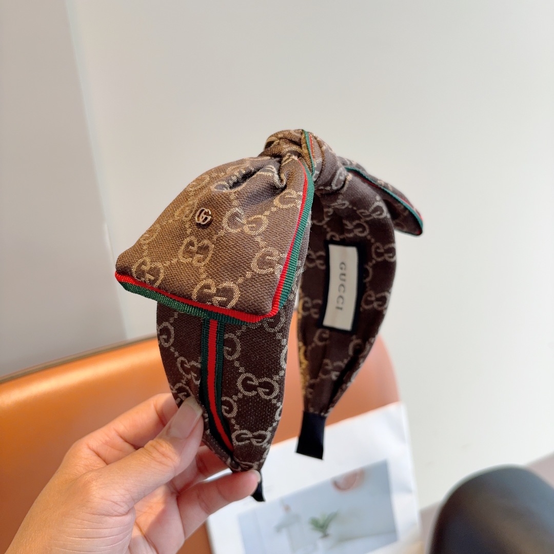 配包装
Gucci古奇 经典老花蝴蝶结宽边发箍，女神外出必备单品，非常百搭，时尚潮流！