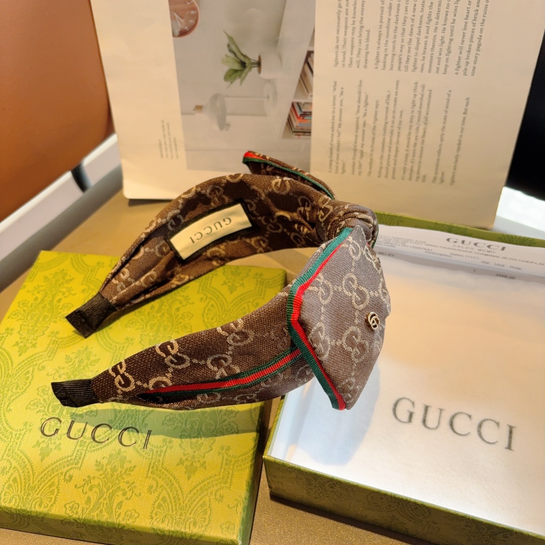 配包装
Gucci古奇 经典老花蝴蝶结宽边发箍，女神外出必备单品，非常百搭，时尚潮流！