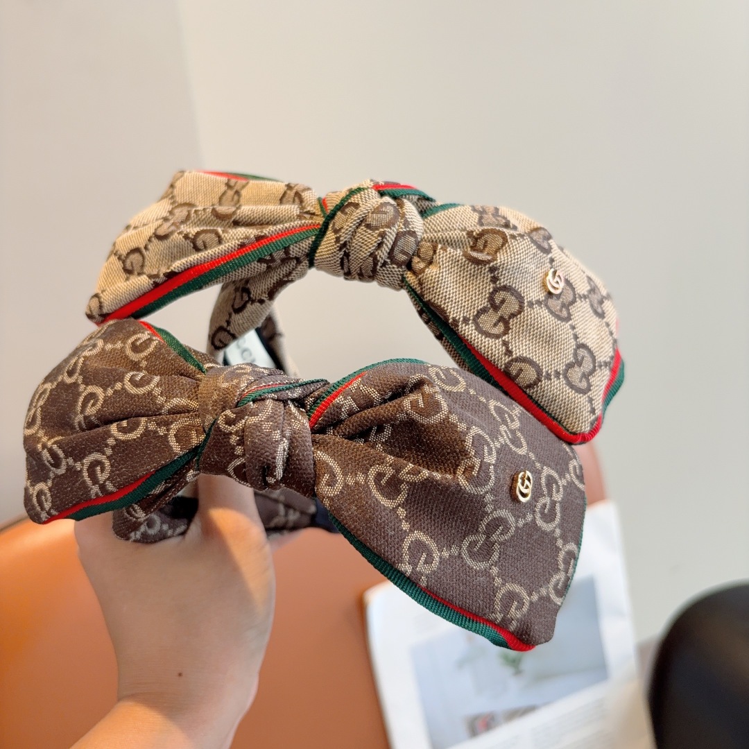配包装
Gucci古奇 经典老花蝴蝶结宽边发箍，女神外出必备单品，非常百搭，时尚潮流！