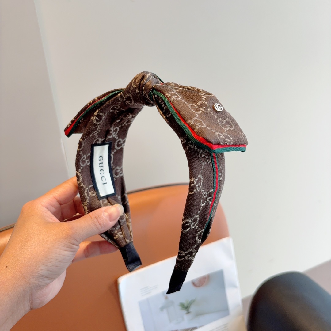 配包装
Gucci古奇 经典老花蝴蝶结宽边发箍，女神外出必备单品，非常百搭，时尚潮流！