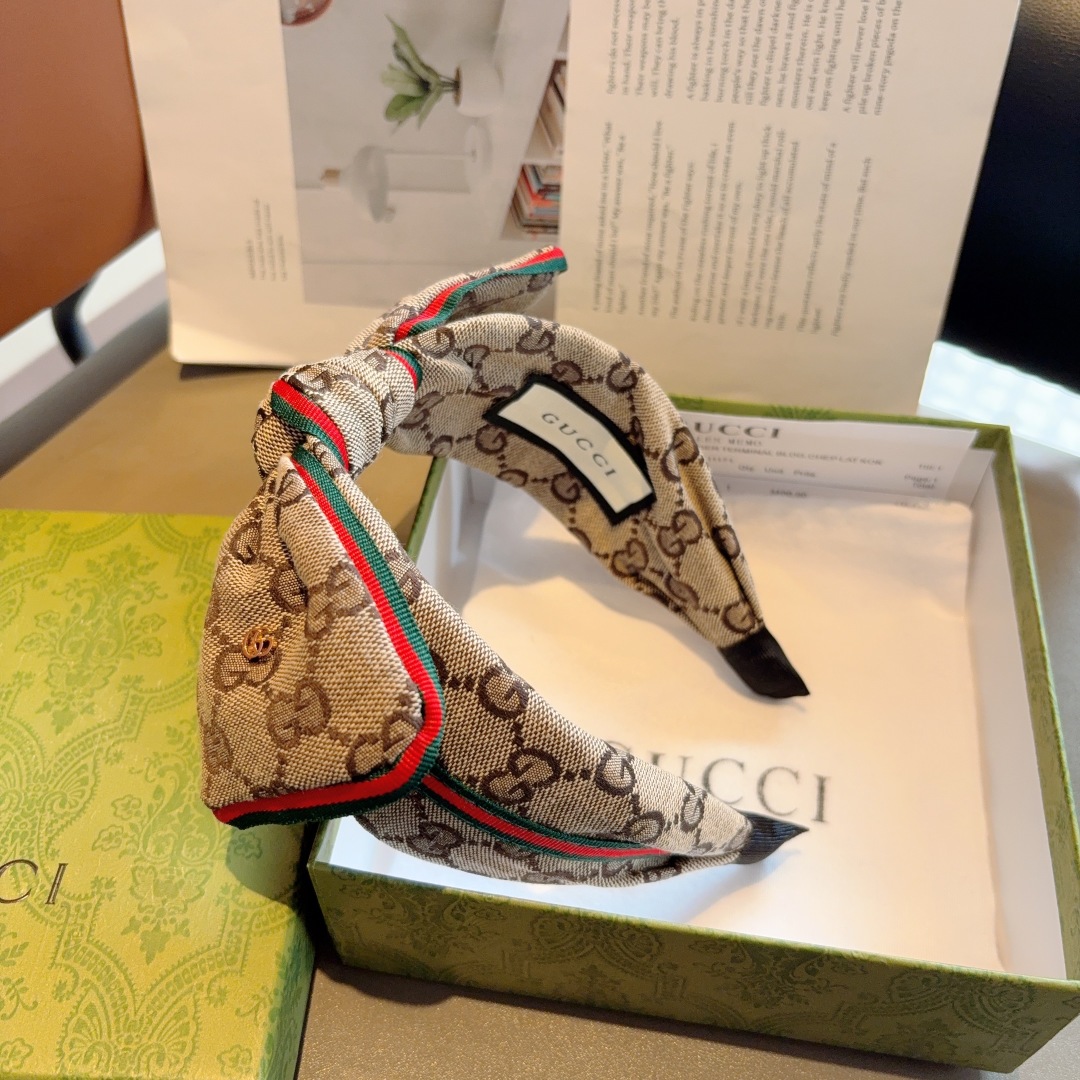 配包装
Gucci古奇 经典老花蝴蝶结宽边发箍，女神外出必备单品，非常百搭，时尚潮流！