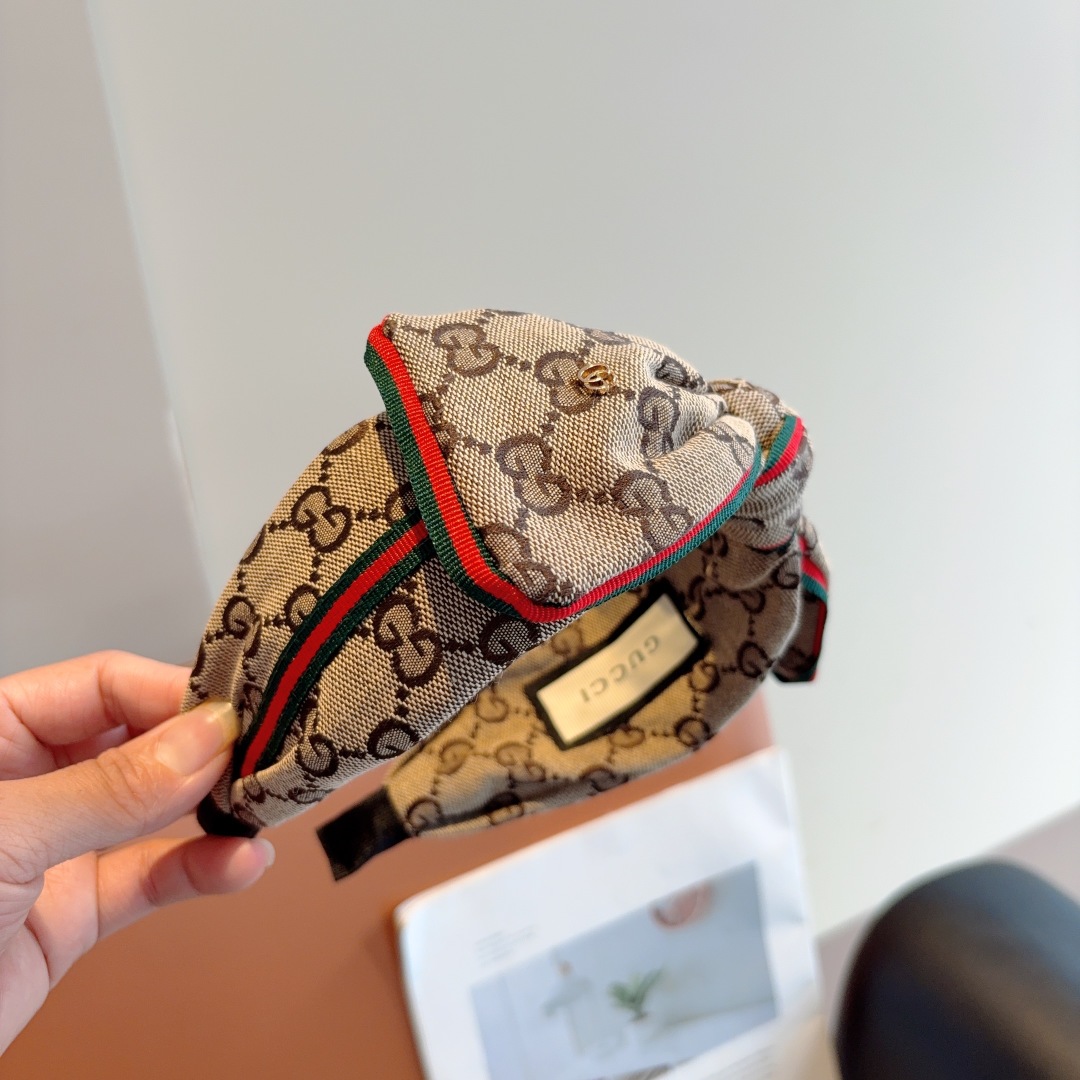 配包装
Gucci古奇 经典老花蝴蝶结宽边发箍，女神外出必备单品，非常百搭，时尚潮流！