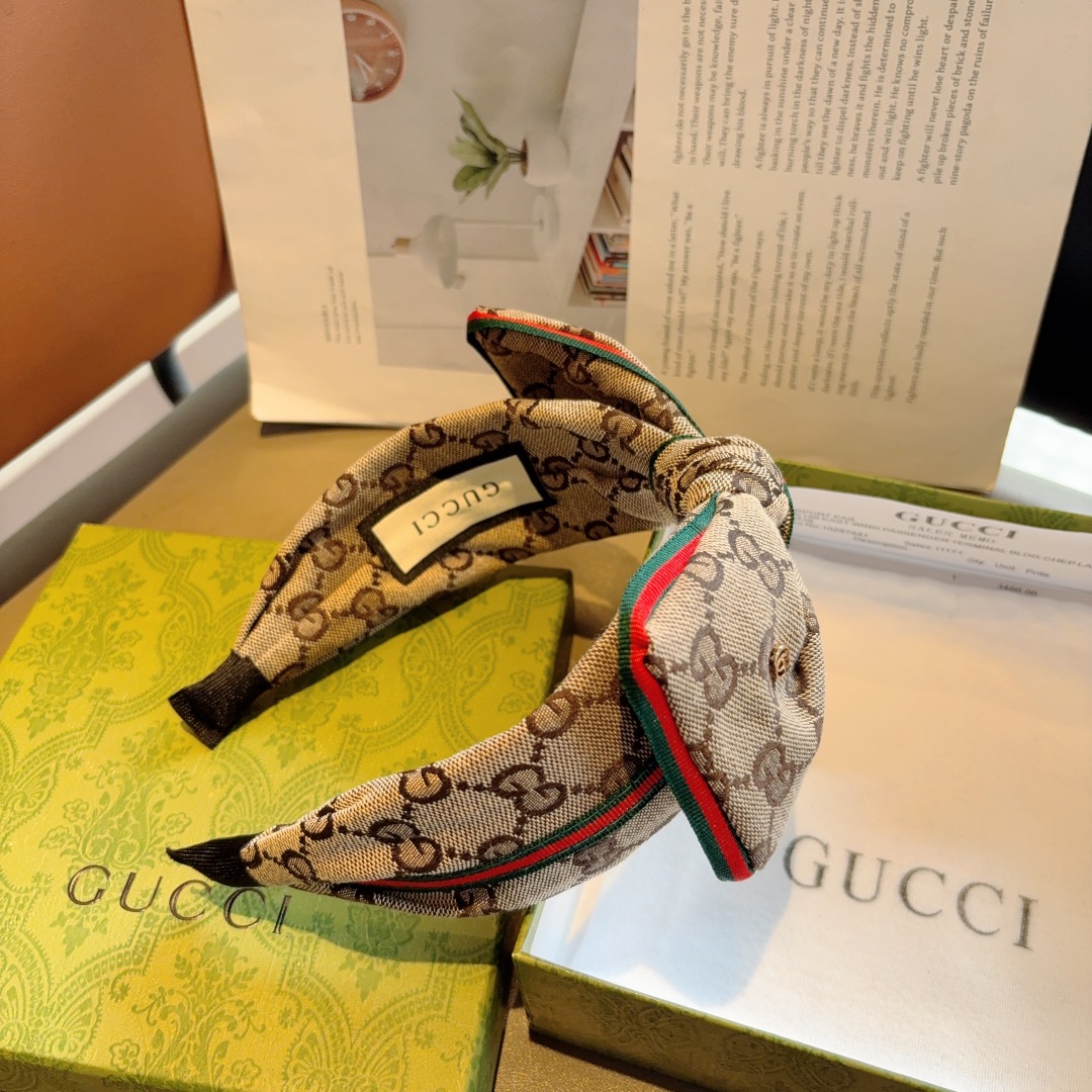 配包装
Gucci古奇 经典老花蝴蝶结宽边发箍，女神外出必备单品，非常百搭，时尚潮流！