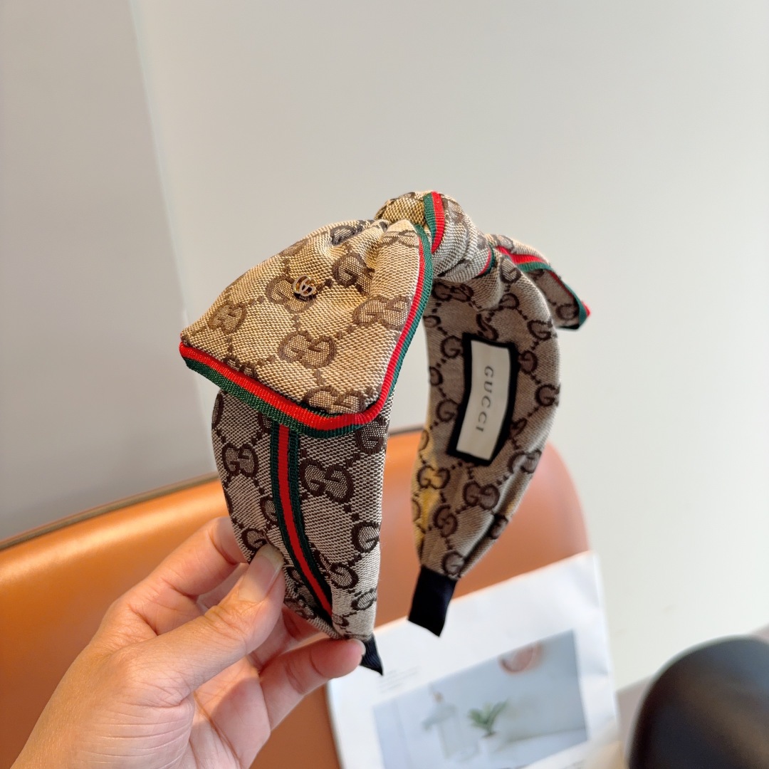 配包装
Gucci古奇 经典老花蝴蝶结宽边发箍，女神外出必备单品，非常百搭，时尚潮流！