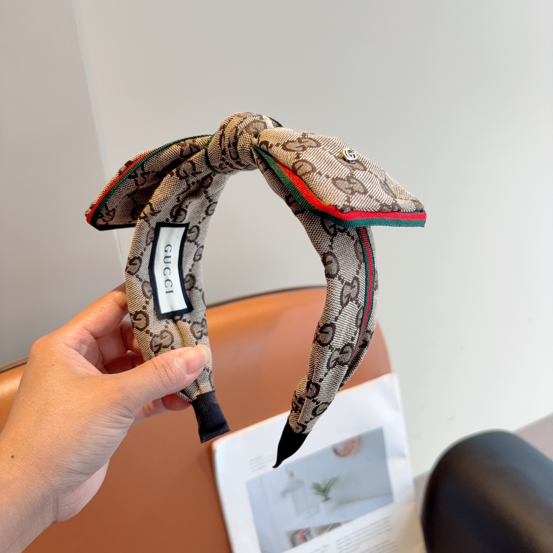 配包装
Gucci古奇 经典老花蝴蝶结宽边发箍，女神外出必备单品，非常百搭，时尚潮流！