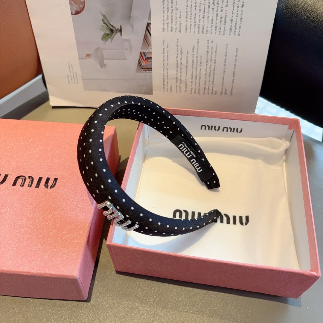 配包装
miumiu 缪缪  新款波点海绵发箍,金属字母logo头箍!特制面料简约洋气显质感、经典百搭少