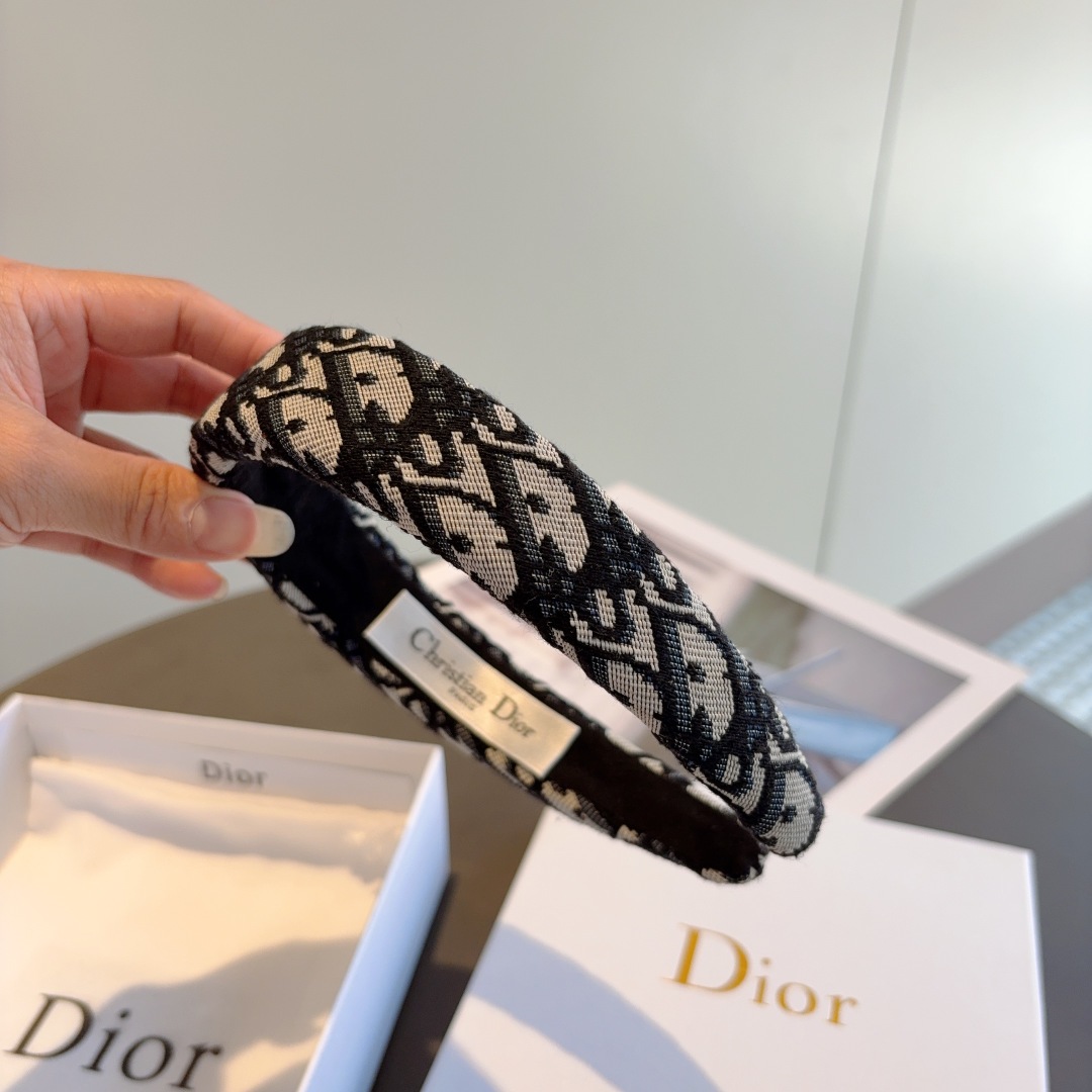 配包装
Dior（迪奥） 经典新款D字母发箍,专柜品质 让你的魅力绽放 清新淑女范让时尚更简单。