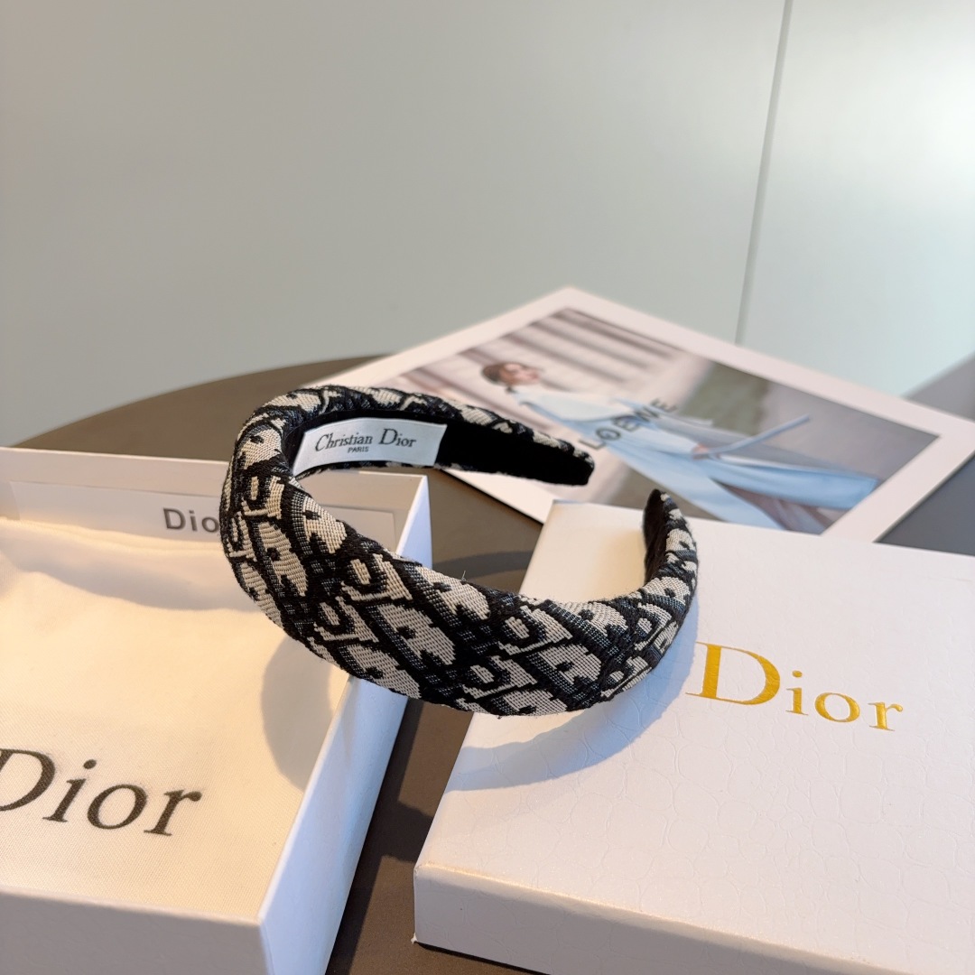配包装
Dior（迪奥） 经典新款D字母发箍,专柜品质 让你的魅力绽放 清新淑女范让时尚更简单。