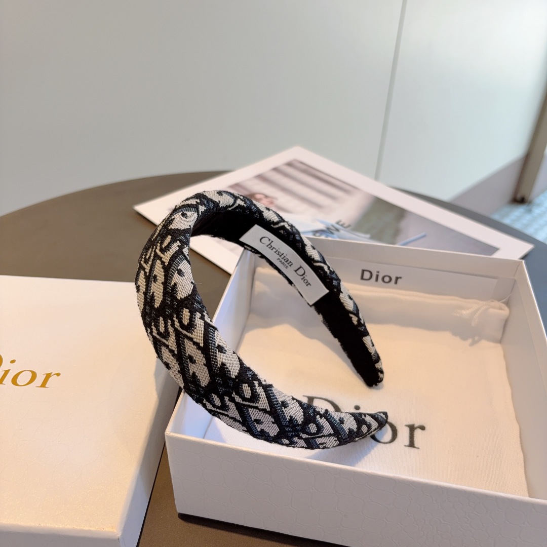 配包装
Dior（迪奥） 经典新款D字母发箍,专柜品质 让你的魅力绽放 清新淑女范让时尚更简单。