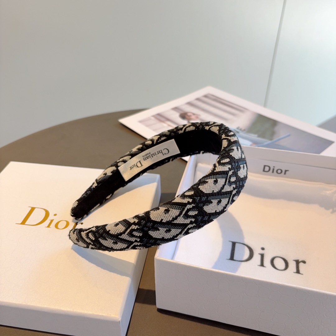 配包装
Dior（迪奥） 经典新款D字母发箍,专柜品质 让你的魅力绽放 清新淑女范让时尚更简单。