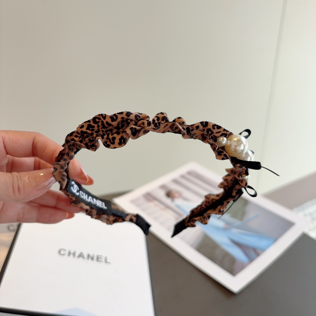配包装
CHANEL（香奈儿）网红新款小香发箍，香奶奶头箍，复古头箍，网红爆款推荐 超精致，时尚百搭！