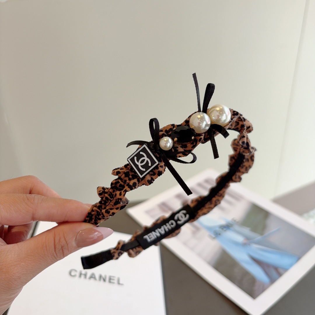 配包装
CHANEL（香奈儿）网红新款小香发箍，香奶奶头箍，复古头箍，网红爆款推荐 超精致，时尚百搭！