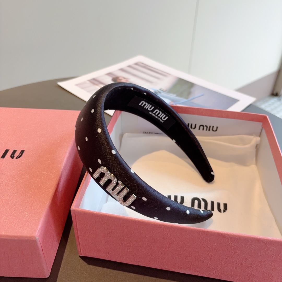 配包装
miumiu 缪缪  新款波点海绵发箍，金属字母logo头箍！特制面料简约洋气显质感、经典百搭少