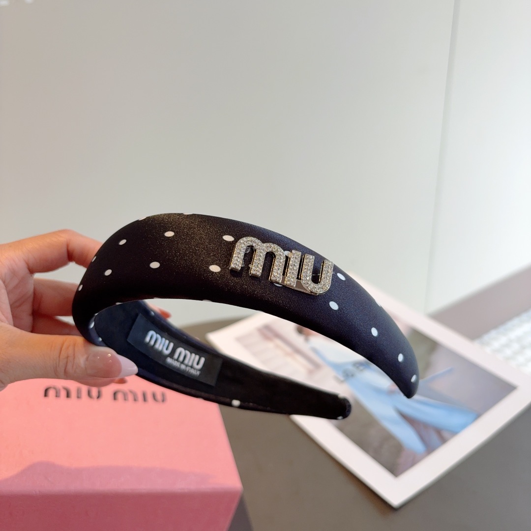 配包装
miumiu 缪缪  新款波点海绵发箍，金属字母logo头箍！特制面料简约洋气显质感、经典百搭少
