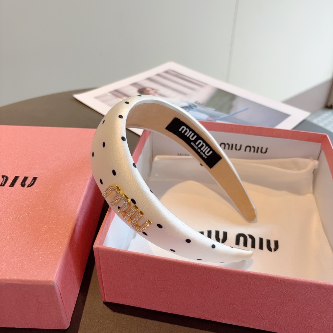 配包装
miumiu 缪缪  新款波点海绵发箍，金属字母logo头箍！特制面料简约洋气显质感、经典百搭少