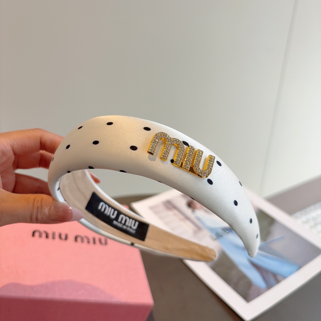 配包装
miumiu 缪缪  新款波点海绵发箍，金属字母logo头箍！特制面料简约洋气显质感、经典百搭少