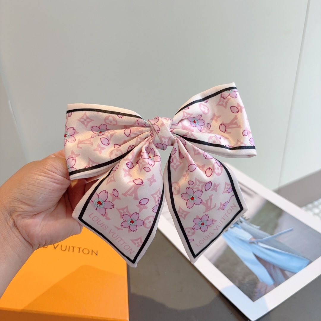 配包装
LV （路易威登）爆款村上隆樱花🌸系列蝴蝶结发夹 弹弓夹 ♥ 经典蝴蝶结头饰，超级百搭哦！敲黑板