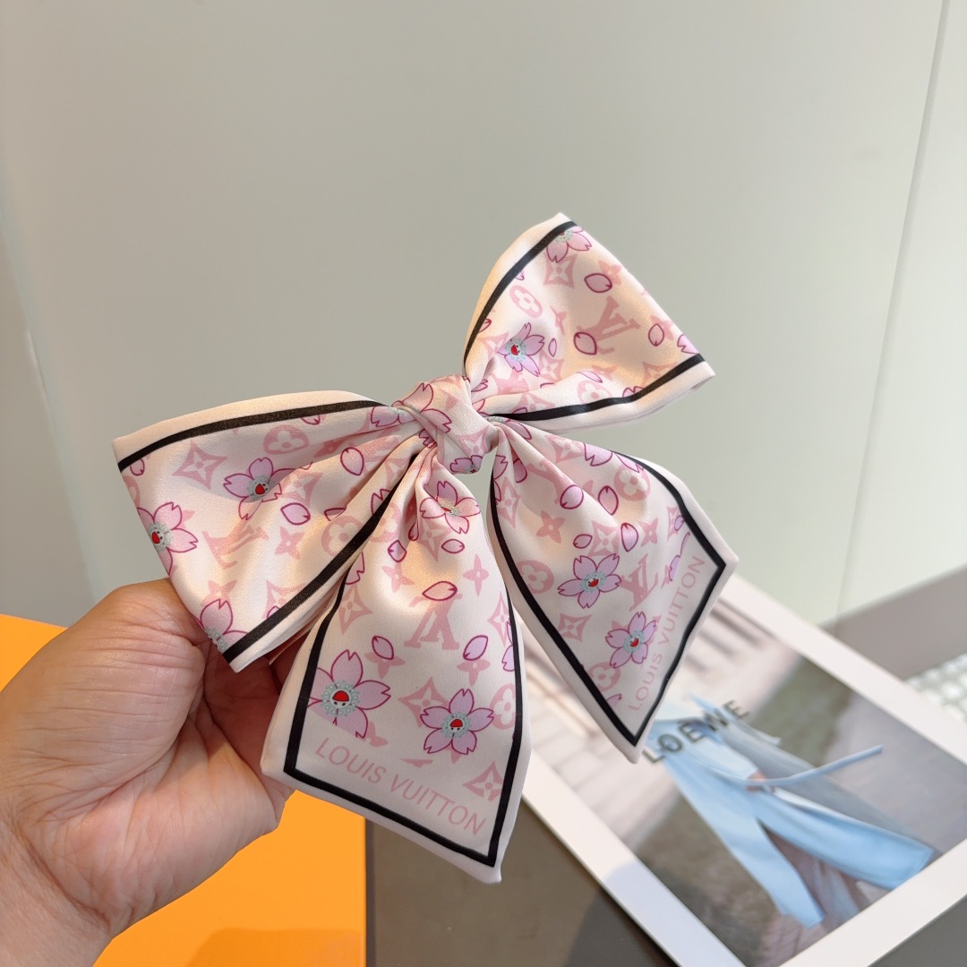 配包装
LV （路易威登）爆款村上隆樱花🌸系列蝴蝶结发夹 弹弓夹 ♥ 经典蝴蝶结头饰，超级百搭哦！敲黑板