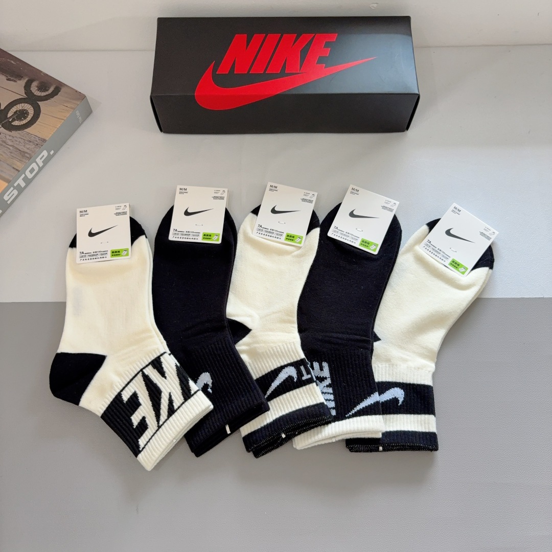配包装（一盒5双）
新款 Nike/耐克 中筒袜子 纯棉面料 专柜同步 高品质 抗菌防臭吸汗透气得意得意