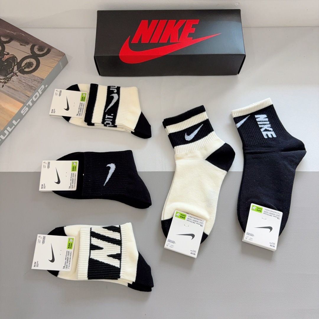 配包装（一盒5双）
新款 Nike/耐克 中筒袜子 纯棉面料 专柜同步 高品质 抗菌防臭吸汗透气得意得意