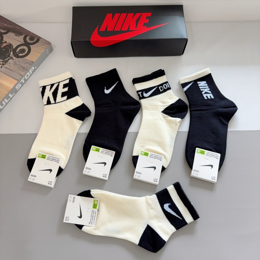 配包装（一盒5双）
新款 Nike/耐克 中筒袜子 纯棉面料 专柜同步 高品质 抗菌防臭吸汗透气得意得意
