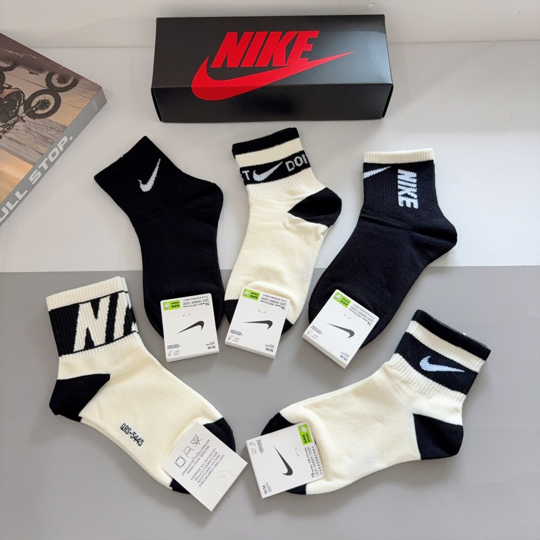 配包装（一盒5双）
新款 Nike/耐克 中筒袜子 纯棉面料 专柜同步 高品质 抗菌防臭吸汗透气得意得意