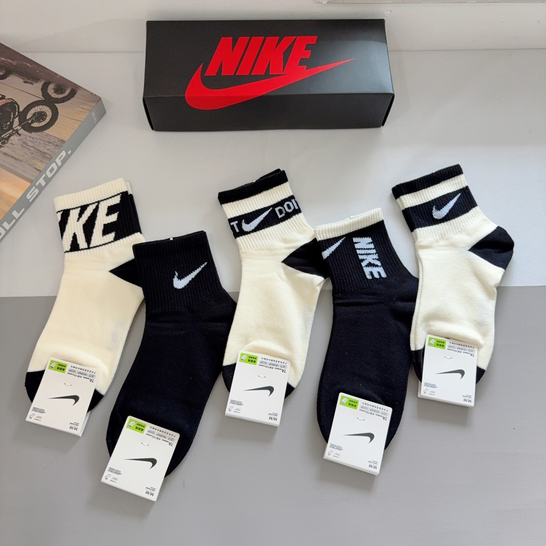 配包装（一盒5双）
新款 Nike/耐克 中筒袜子 纯棉面料 专柜同步 高品质 抗菌防臭吸汗透气得意得意