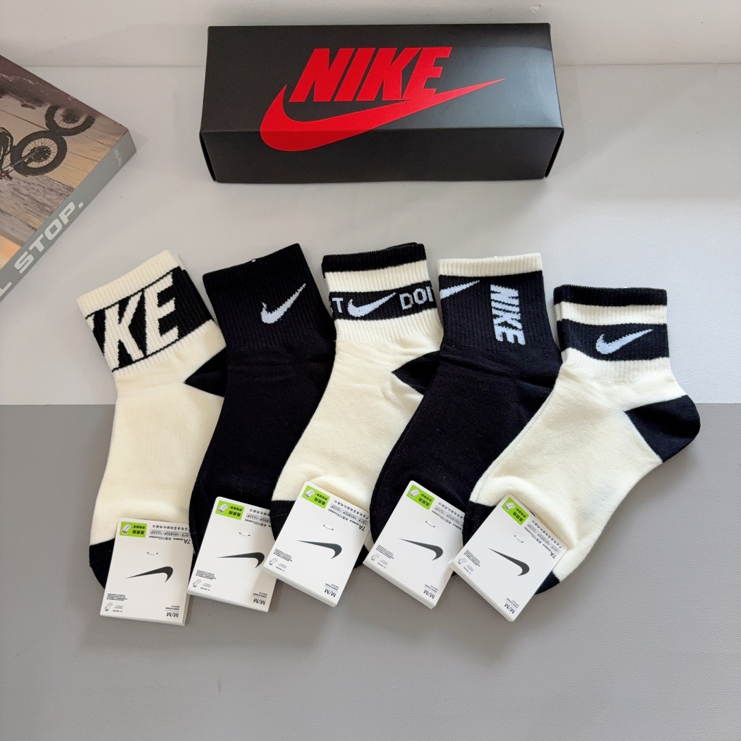 配包装（一盒5双）
新款 Nike/耐克 中筒袜子 纯棉面料 专柜同步 高品质 抗菌防臭吸汗透气得意得意