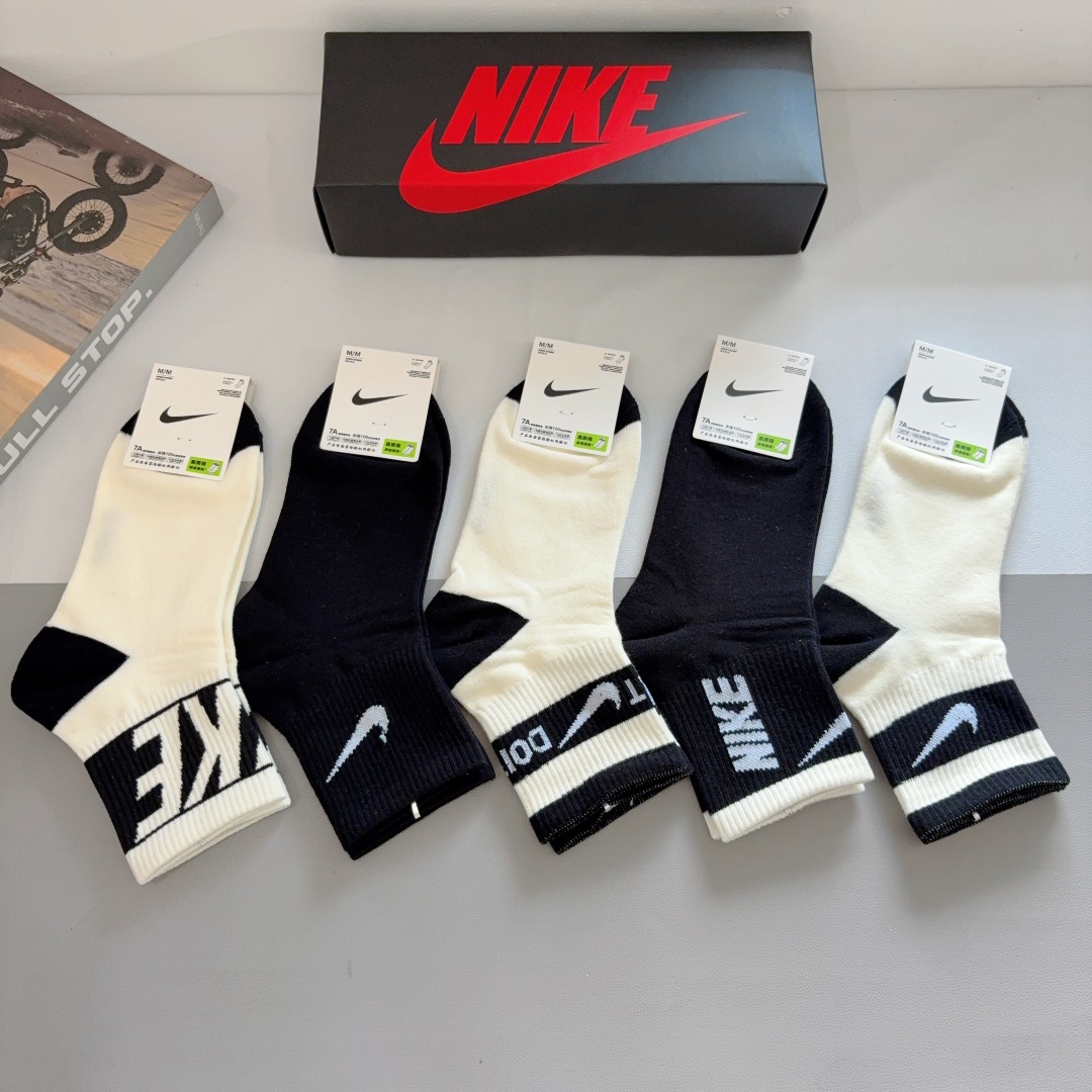 配包装（一盒5双）
新款 Nike/耐克 中筒袜子 纯棉面料 专柜同步 高品质 抗菌防臭吸汗透气得意得意