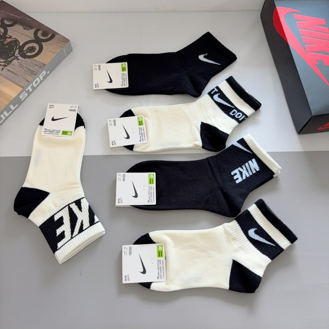 配包装（一盒5双）
新款 Nike/耐克 中筒袜子 纯棉面料 专柜同步 高品质 抗菌防臭吸汗透气得意得意