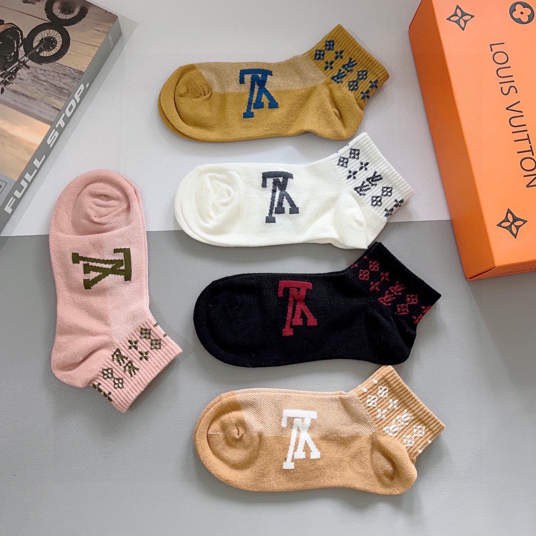 配包装（一盒5双） 🌟 LV 路易威登 超火爆小单品，纯棉面料，潮人必备 爆款，经典字母logo中筒袜，