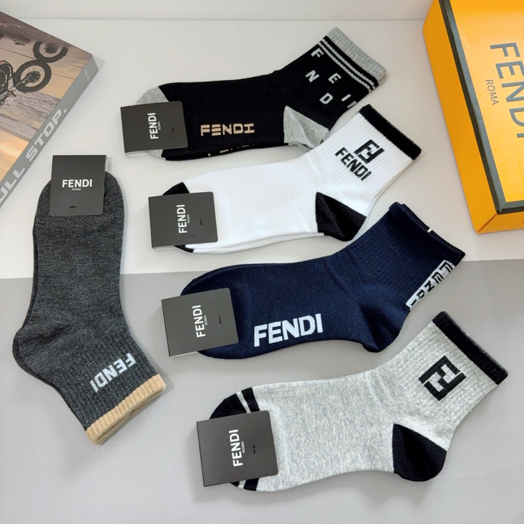 配包装（一盒5双）
FENDI  芬迪  字母双Ｆ爆款中筒袜，纯棉面料， 专柜同款 💓纯棉面料，实用好穿