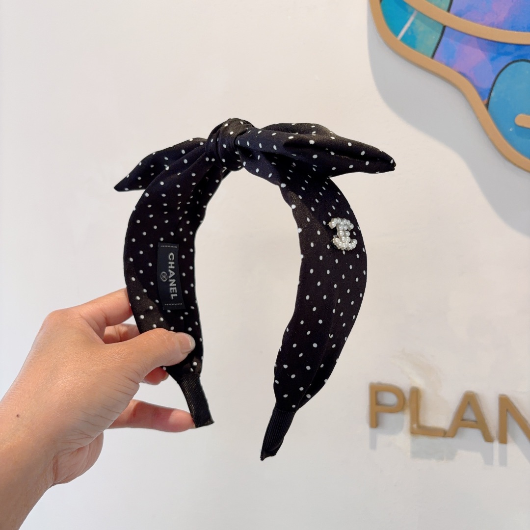 配包装
CHANEL（香奈儿）新款精美波点蝴蝶结发箍，复古网红头箍 搭配高端材质，超精致，时尚高级感百搭