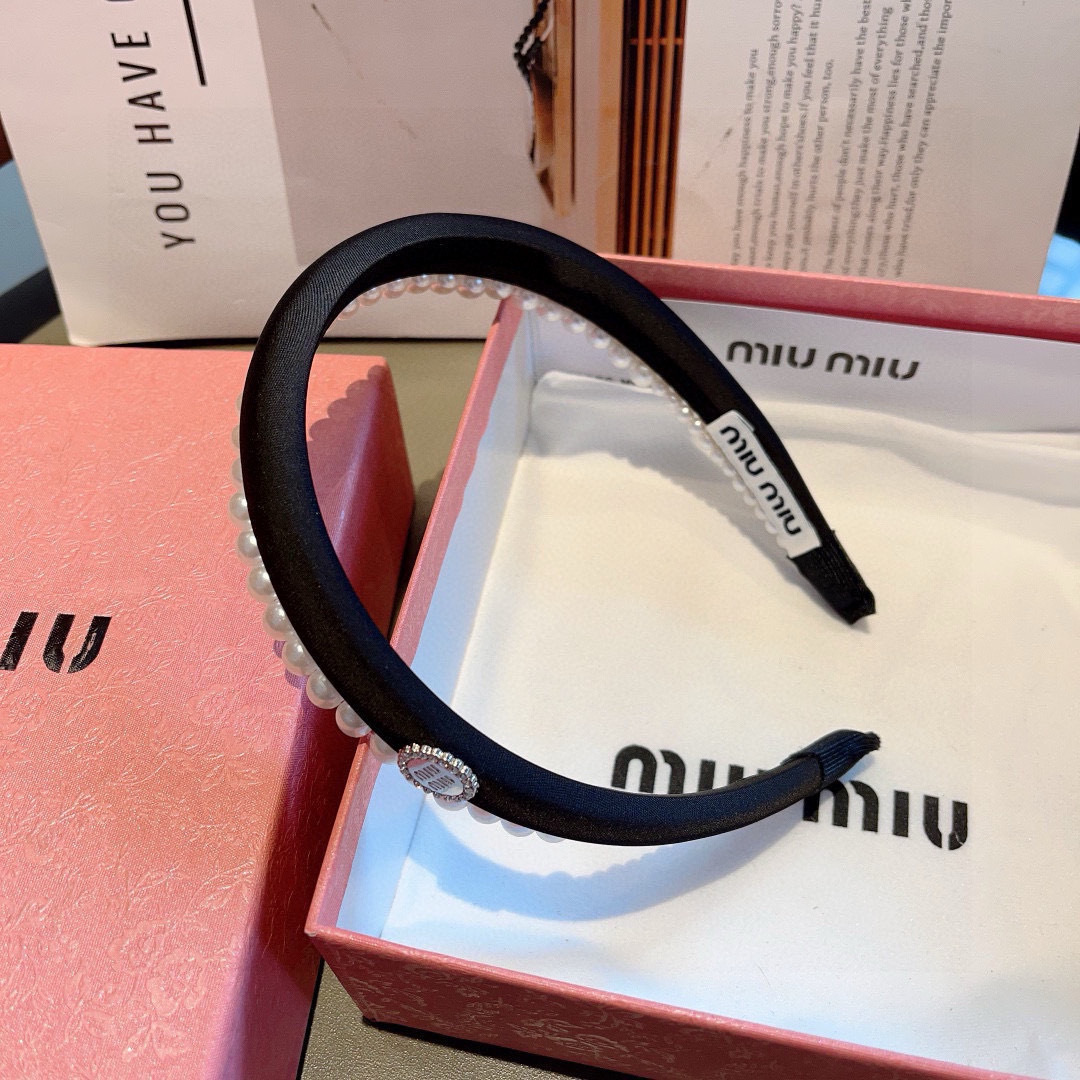 配包装
miumiu 缪缪  新款韩版字母珍珠发箍,细节全部实拍!特制面料非常显质感、经典百搭款!