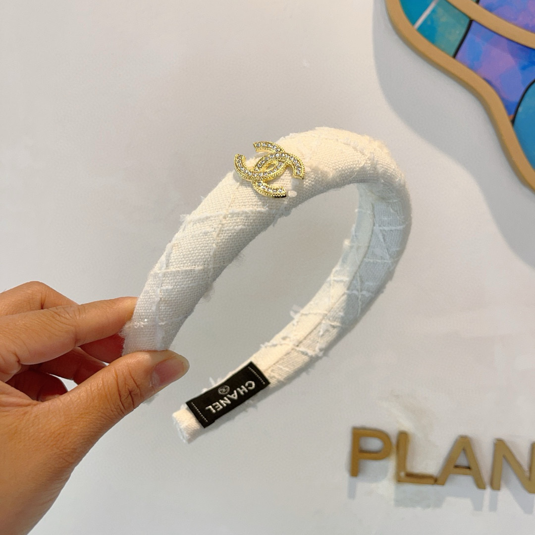 配包装
CHANEL(香奈儿)最新款小香发箍,新品巨显脸小头箍,网红爆款推荐 搭配高端双Clogo ,超