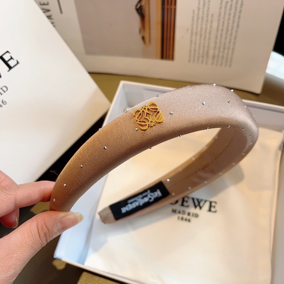 配包装
LOEWE(罗意威)火爆新款海绵发箍💕特供面料头箍、尖端网红最新款来袭 ! 让你的魅力绽放 清新