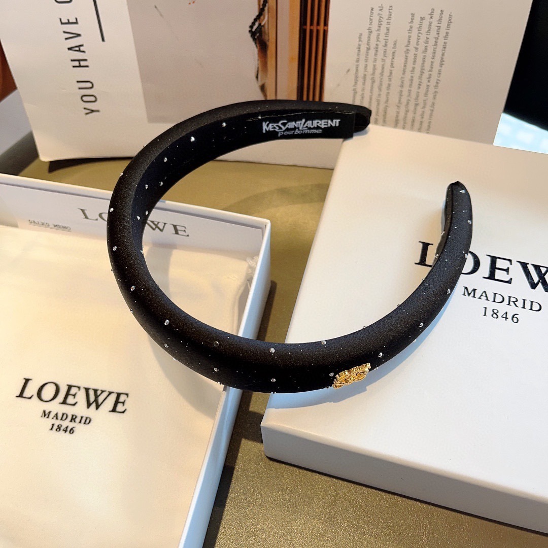 配包装
LOEWE(罗意威)火爆新款海绵发箍💕特供面料头箍、尖端网红最新款来袭 ! 让你的魅力绽放 清新