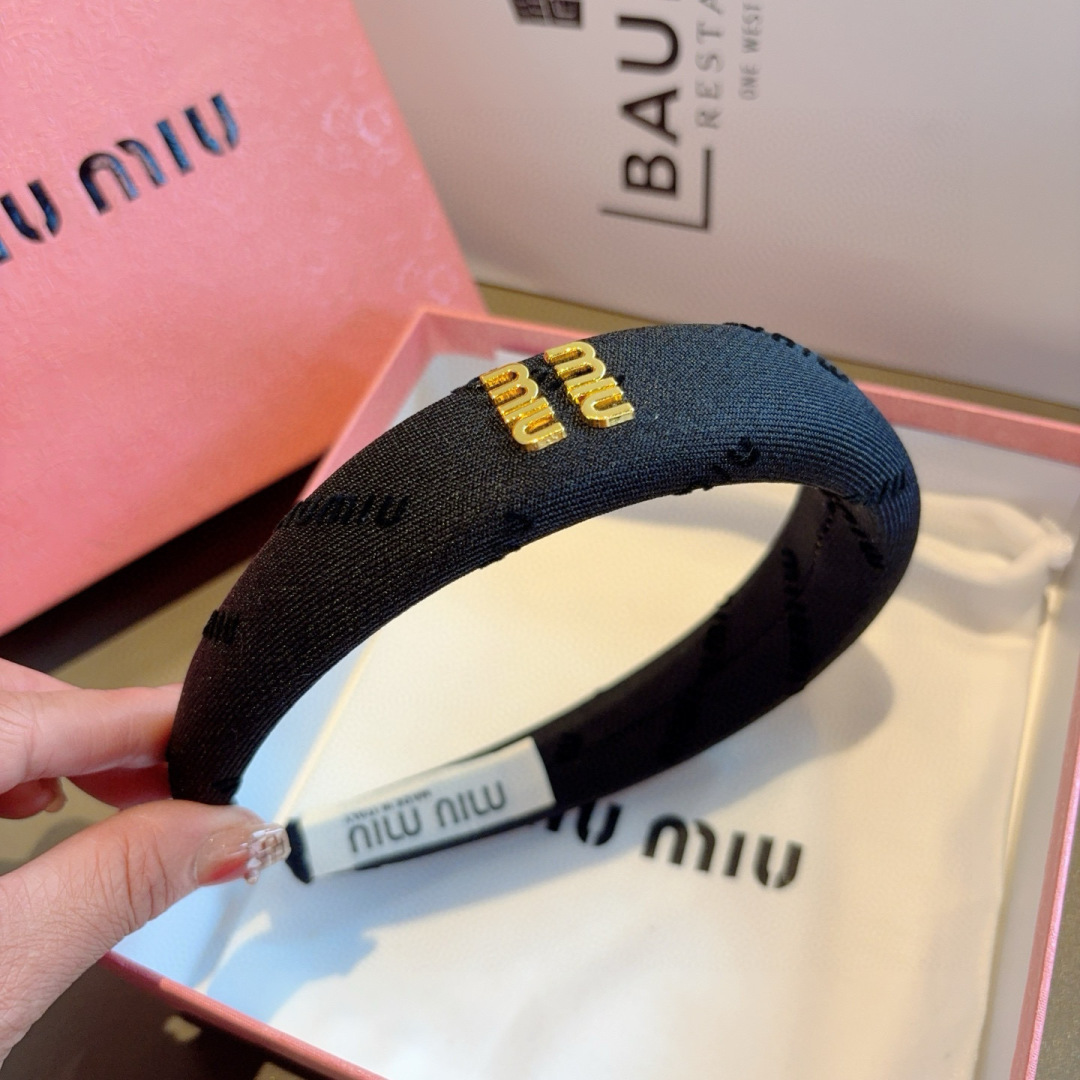 配包装
MIUMIU（缪缪）新款甜美字母手工制作发箍，少女感简约百搭头箍、潮女必备品，超级的高大上！