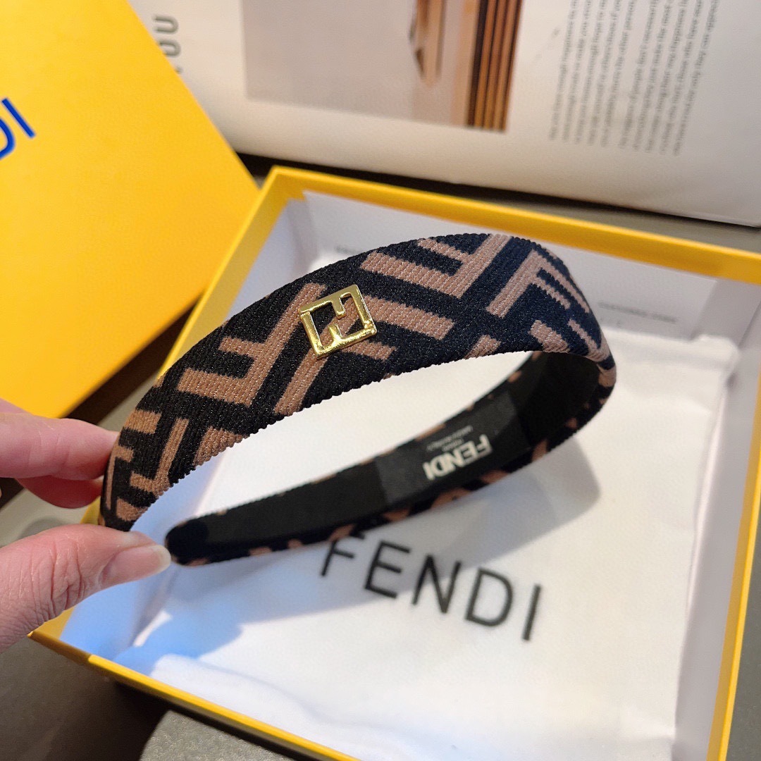 配包装
FENDI 芬迪 火爆新款发箍，宽版原单货， 简约百搭，潮女必备品，超级的高大上！