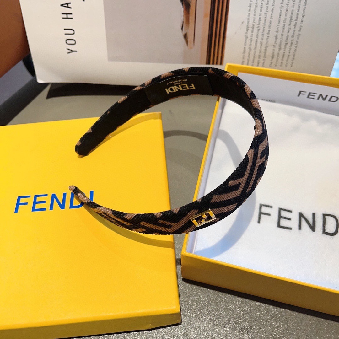 配包装
FENDI 芬迪 火爆新款发箍，宽版原单货， 简约百搭，潮女必备品，超级的高大上！