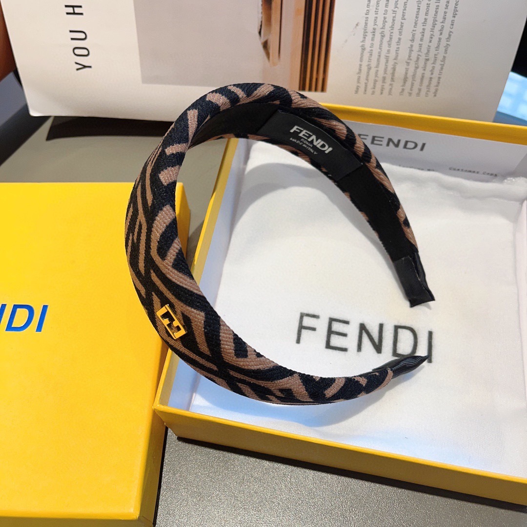 配包装
FENDI 芬迪 火爆新款发箍，宽版原单货， 简约百搭，潮女必备品，超级的高大上！