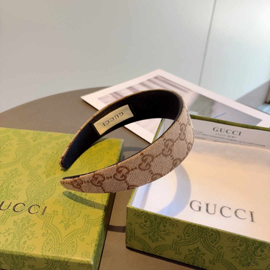 配包装
Gucci（古奇）网红新款双层发箍，佩戴舒适无压力，造型搭配必备头饰！非常时尚百搭！女神必备！名