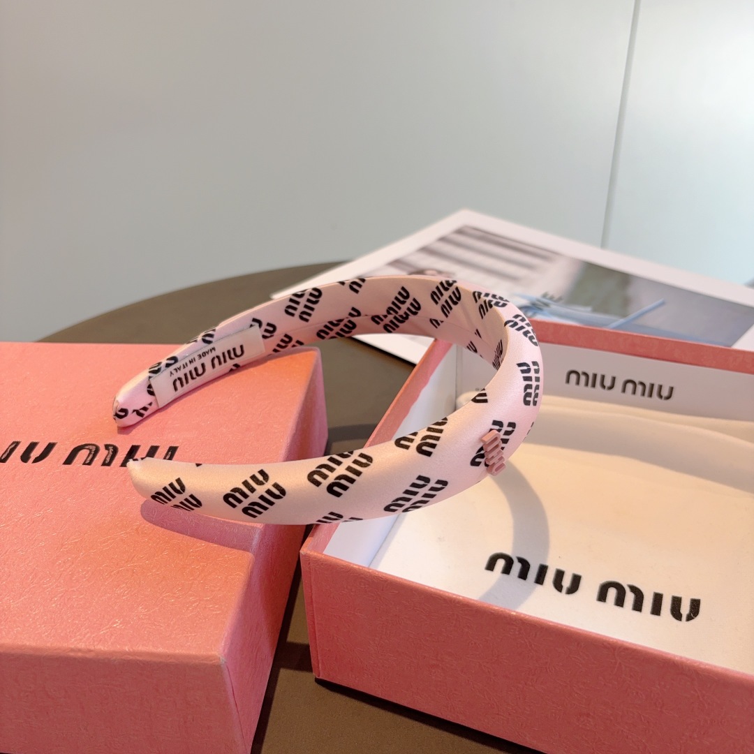 配包装
miumiu 缪缪  新款韩版缎面字母发箍，细节全部实拍！水钻特制面料非常显质感、经典而又永不过