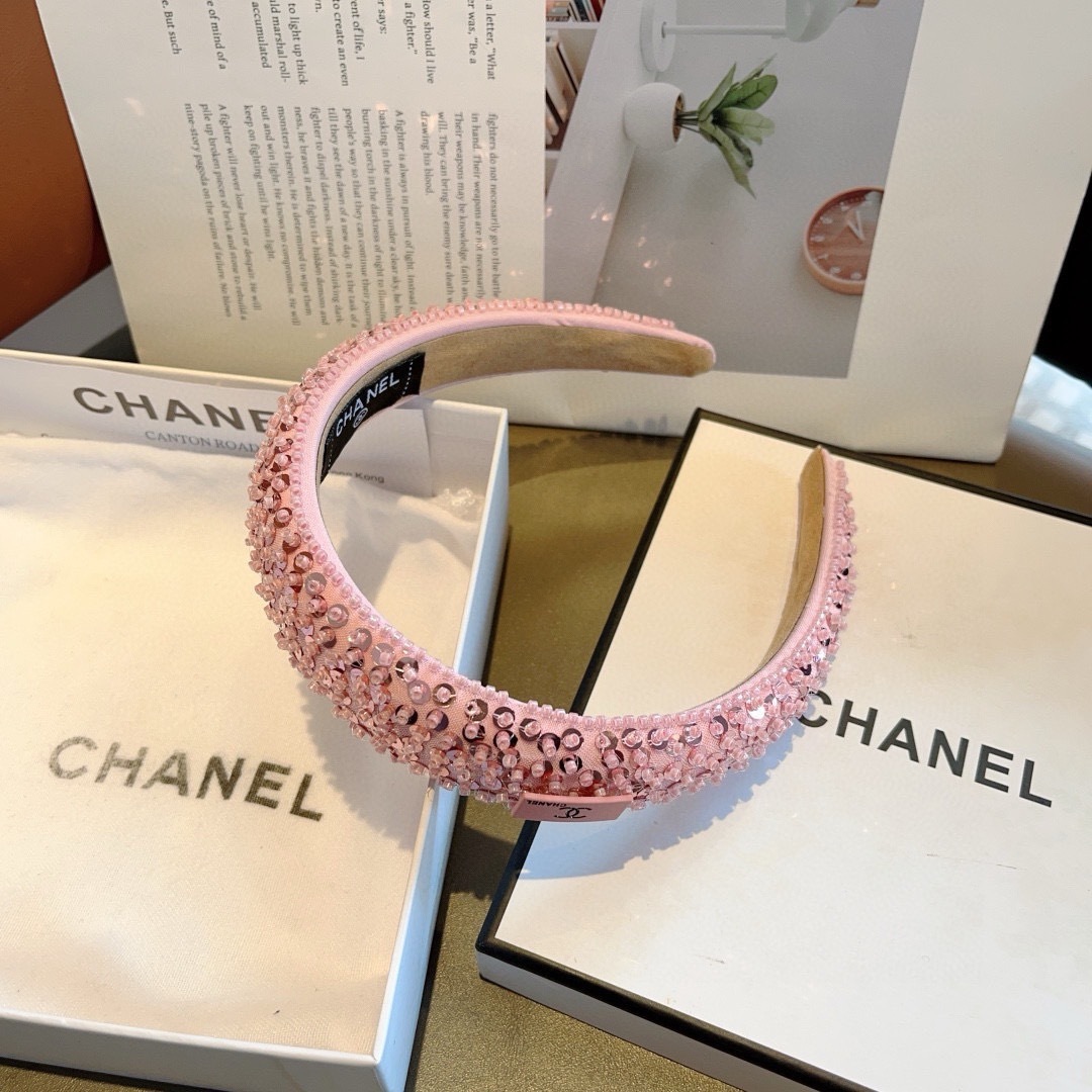 配包装
CHANEL（香奈儿）新款欧美亮片闪钻小香发箍，新品巨显脸小头箍，网红爆款推荐 搭配高端双Ｃlo