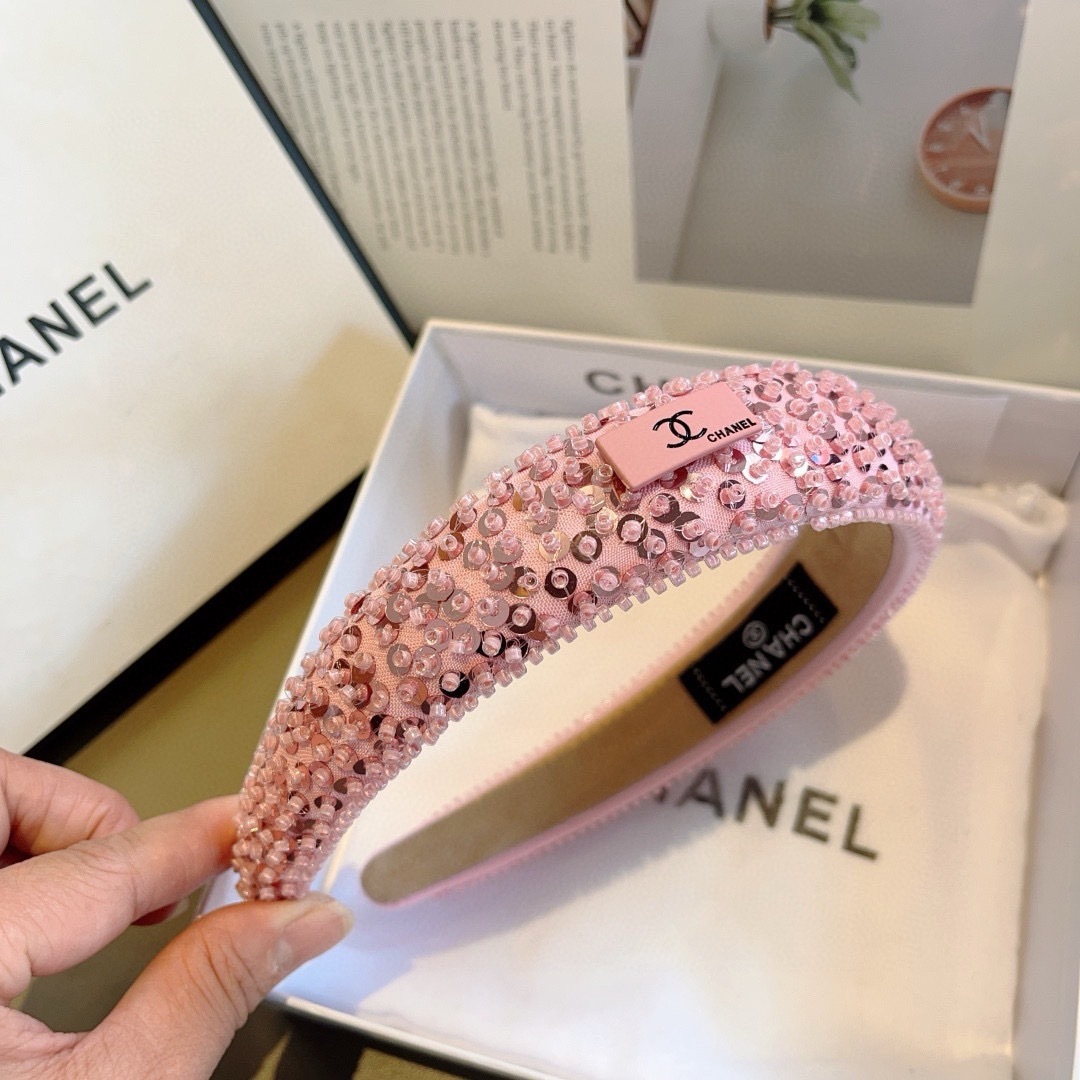 配包装
CHANEL（香奈儿）新款欧美亮片闪钻小香发箍，新品巨显脸小头箍，网红爆款推荐 搭配高端双Ｃlo