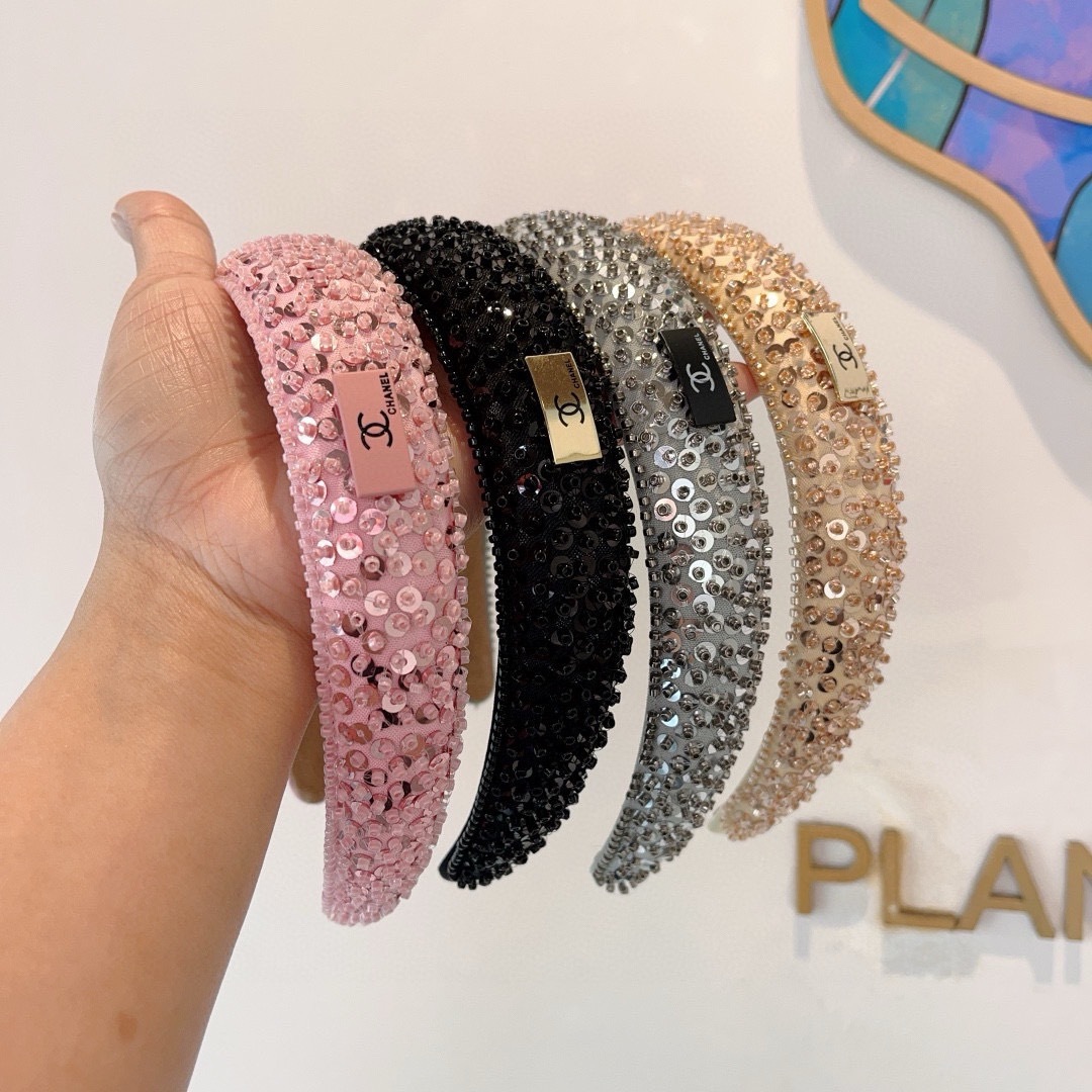 配包装
CHANEL（香奈儿）新款欧美亮片闪钻小香发箍，新品巨显脸小头箍，网红爆款推荐 搭配高端双Ｃlo