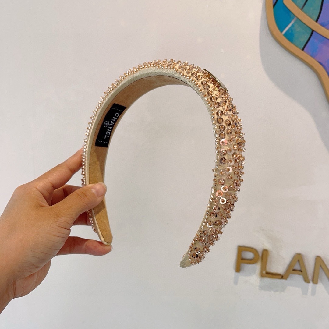 配包装
CHANEL（香奈儿）新款欧美亮片闪钻小香发箍，新品巨显脸小头箍，网红爆款推荐 搭配高端双Ｃlo