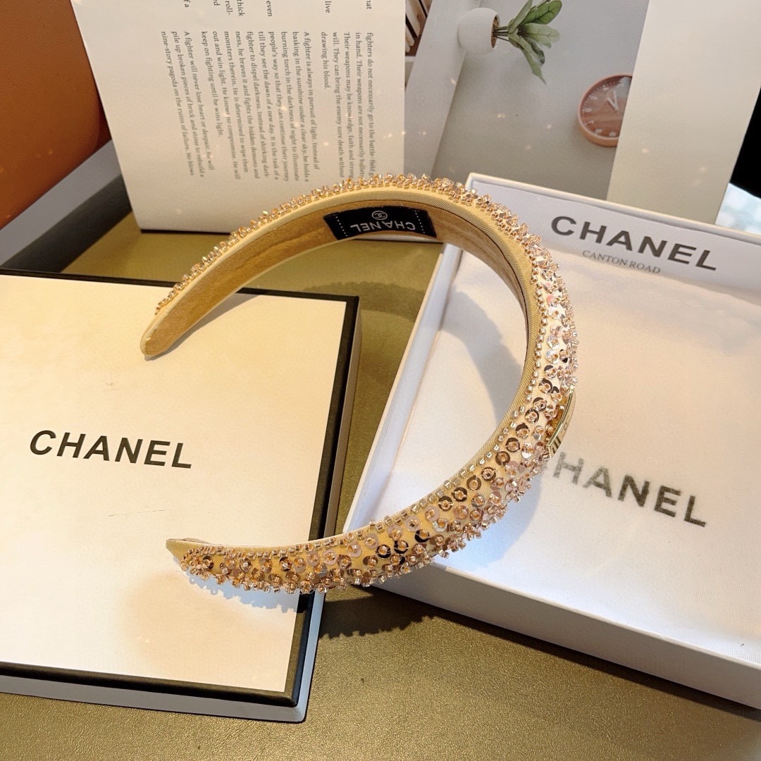 配包装
CHANEL（香奈儿）新款欧美亮片闪钻小香发箍，新品巨显脸小头箍，网红爆款推荐 搭配高端双Ｃlo