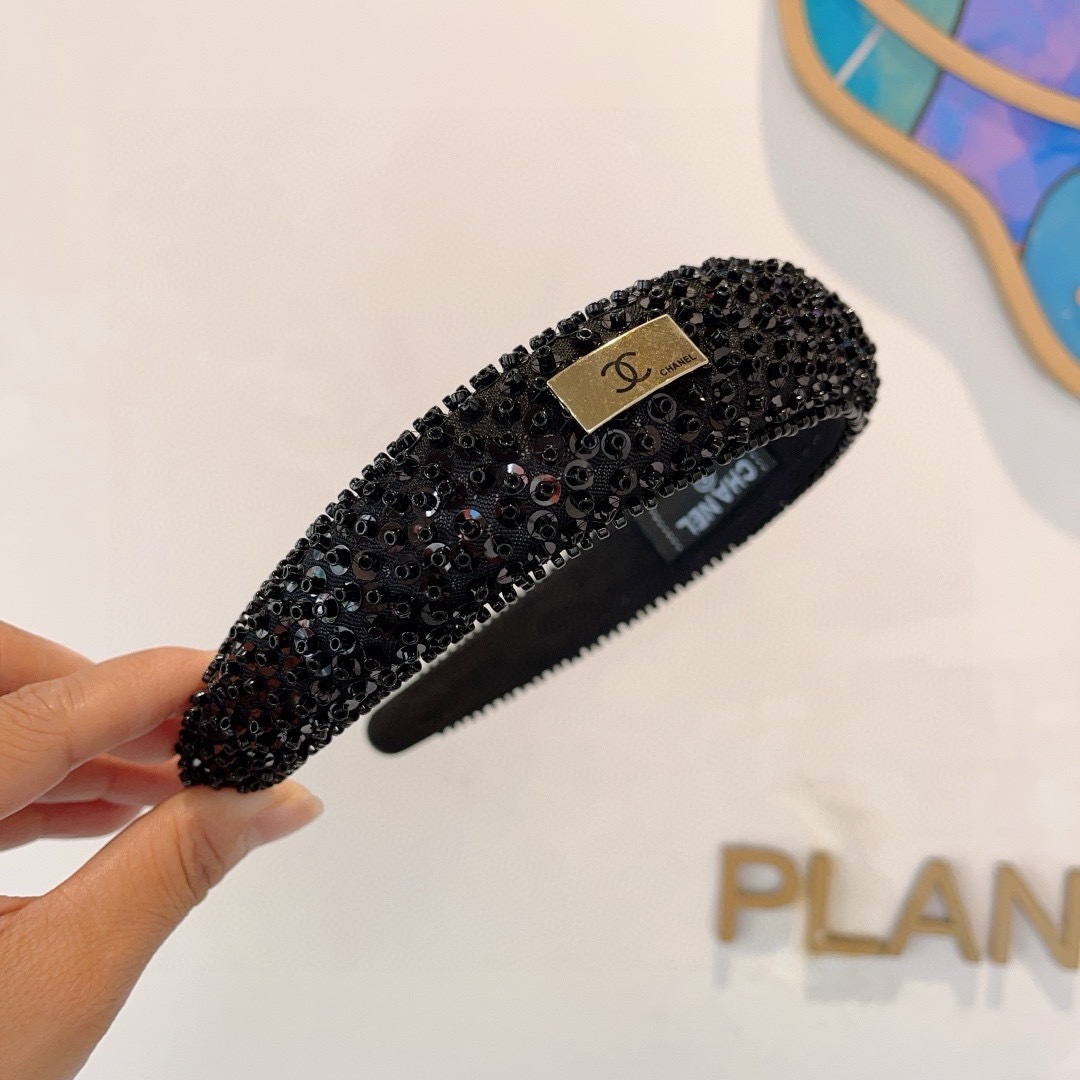 配包装
CHANEL（香奈儿）新款欧美亮片闪钻小香发箍，新品巨显脸小头箍，网红爆款推荐 搭配高端双Ｃlo