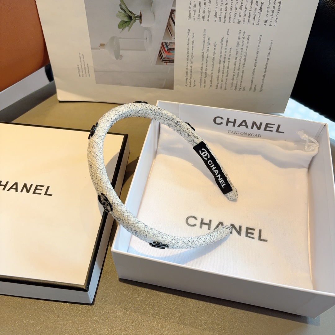 配包装
CHANEL（香奈儿）新款精美字母发箍，复古网红爆款头箍 搭配高端材质，超精致，时尚高级百搭款。